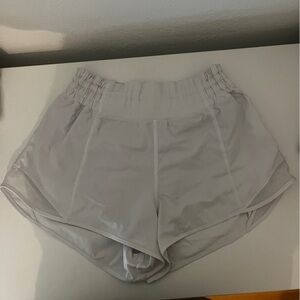 Lululemon high rise 2.5 white hotty hots. size: 4